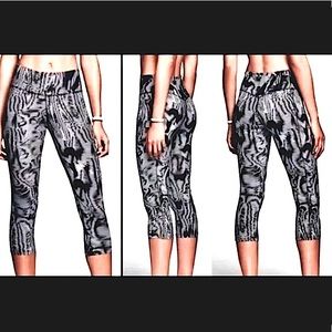 Nike Legendary Tight Fit Crop Training Pants